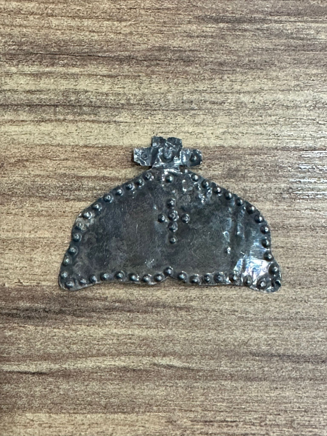 OSMANLI DÖNEMİ RUM İŞİ AZİZ ŞAPKASI FORMLU GÜMÜŞ İKONA ADAKLIĞI