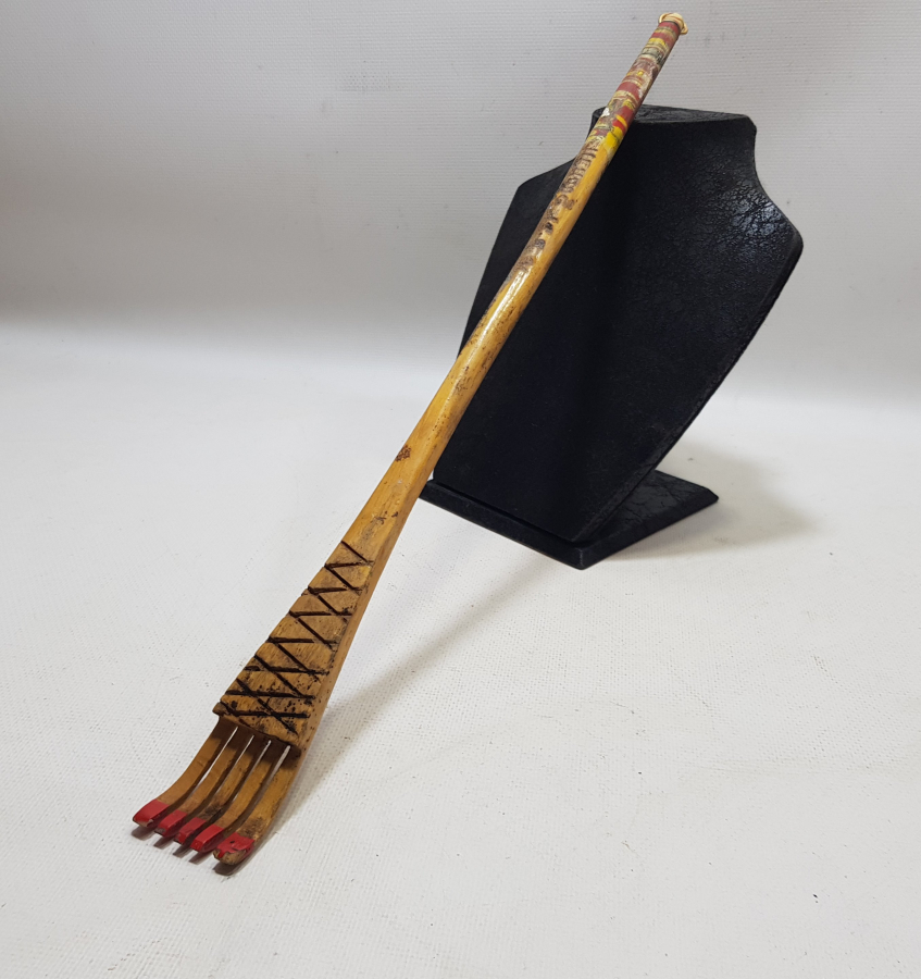 EL FORMUNDA YAPILMIŞ ANTİKA AHŞAP SIRT KAŞIYICI