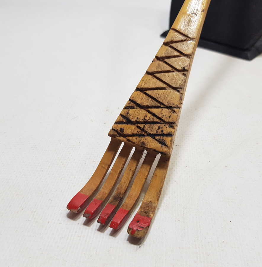 EL FORMUNDA YAPILMIŞ ANTİKA AHŞAP SIRT KAŞIYICI