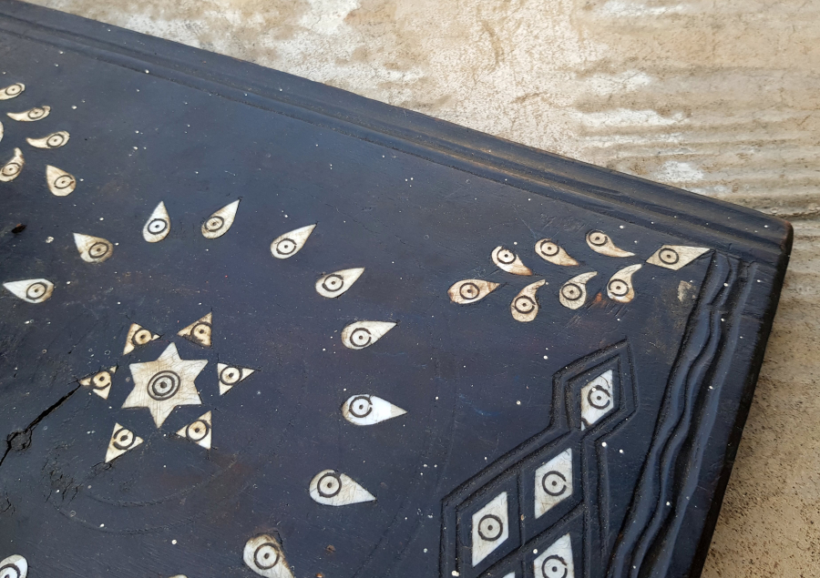 OSMANLI DÖNEMİ NADİR FORMDA İŞLEMELİ AHŞAP OTURAK KAHVE DEĞİRMENİ