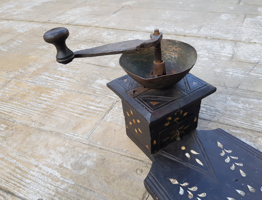 OSMANLI DÖNEMİ NADİR FORMDA İŞLEMELİ AHŞAP OTURAK KAHVE DEĞİRMENİ