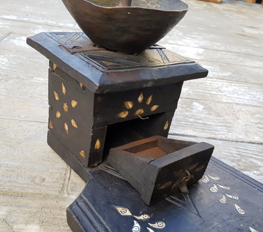 OSMANLI DÖNEMİ NADİR FORMDA İŞLEMELİ AHŞAP OTURAK KAHVE DEĞİRMENİ