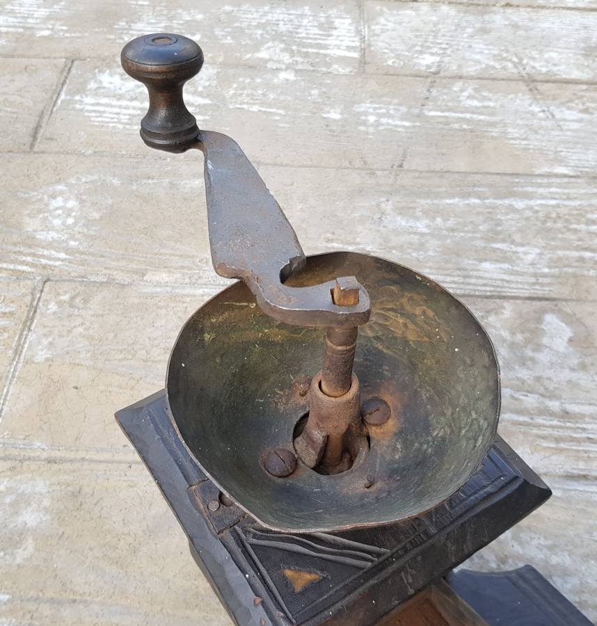 OSMANLI DÖNEMİ NADİR FORMDA İŞLEMELİ AHŞAP OTURAK KAHVE DEĞİRMENİ