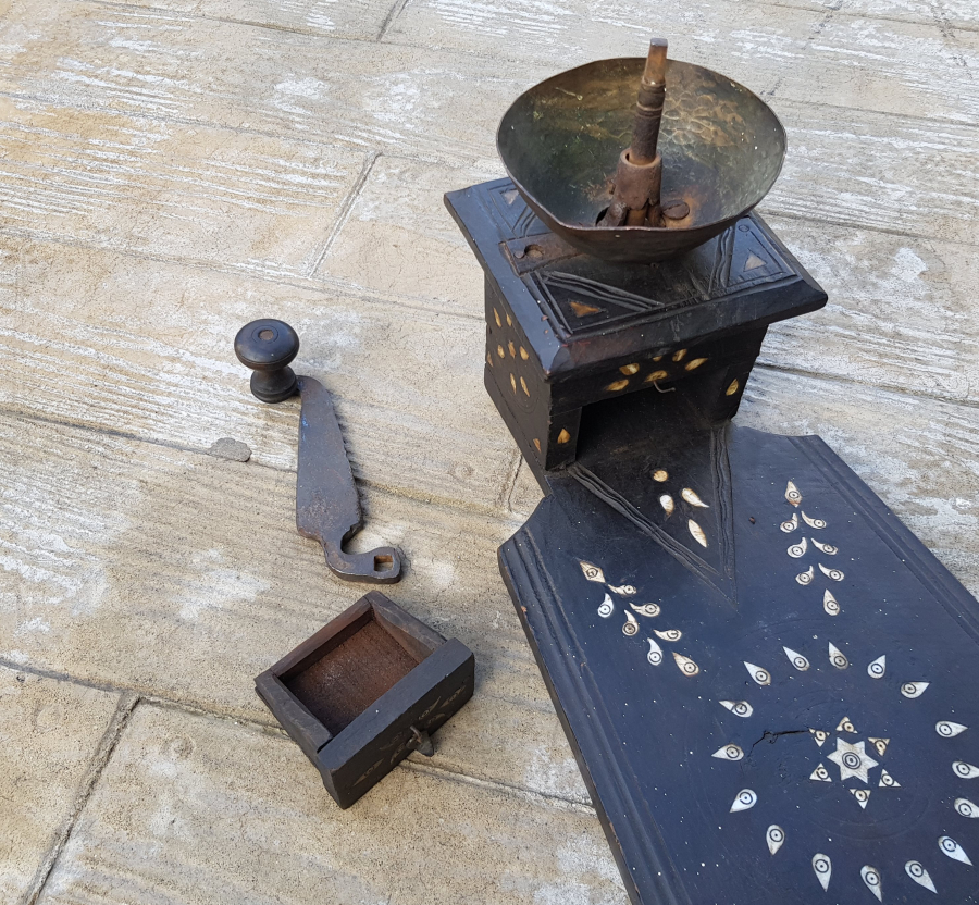 OSMANLI DÖNEMİ NADİR FORMDA İŞLEMELİ AHŞAP OTURAK KAHVE DEĞİRMENİ