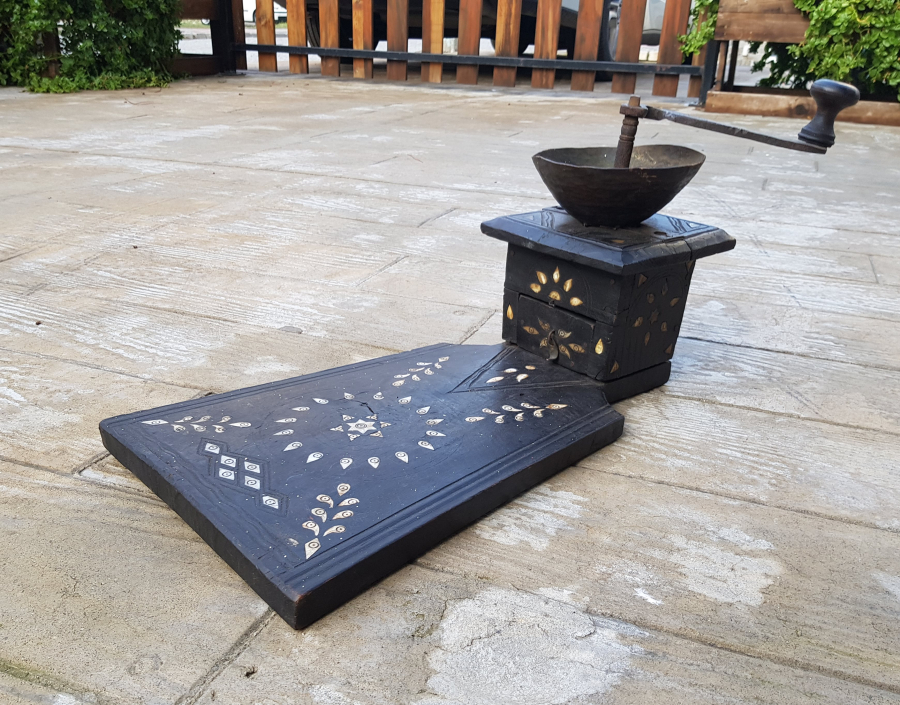 OSMANLI DÖNEMİ NADİR FORMDA İŞLEMELİ AHŞAP OTURAK KAHVE DEĞİRMENİ