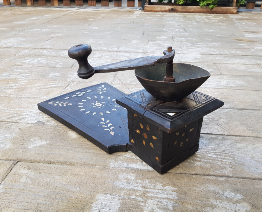 OSMANLI DÖNEMİ NADİR FORMDA İŞLEMELİ AHŞAP OTURAK KAHVE DEĞİRMENİ