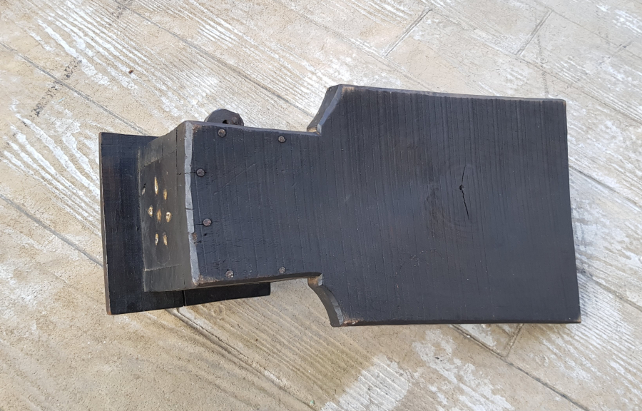 OSMANLI DÖNEMİ NADİR FORMDA İŞLEMELİ AHŞAP OTURAK KAHVE DEĞİRMENİ