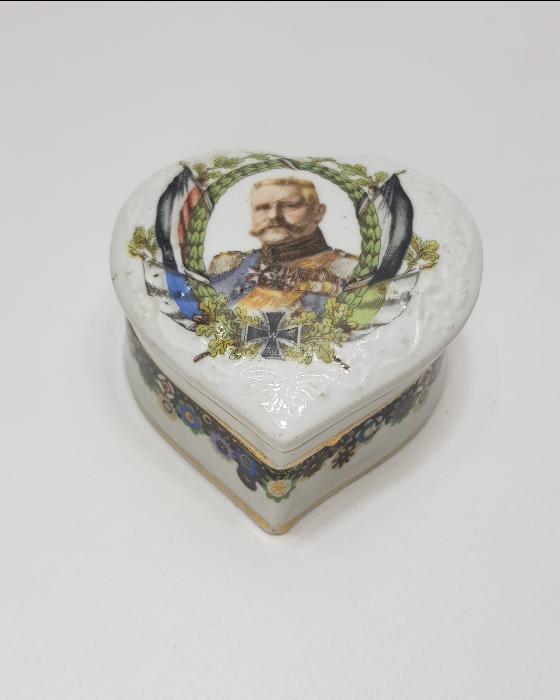 1. DÜNYA SAVAŞI DÖNEMİ ALMAN KRALI KAISER WILHELM RESİMLİ KALP FORMLU PORSELEN MÜCEVHER KUTUSU