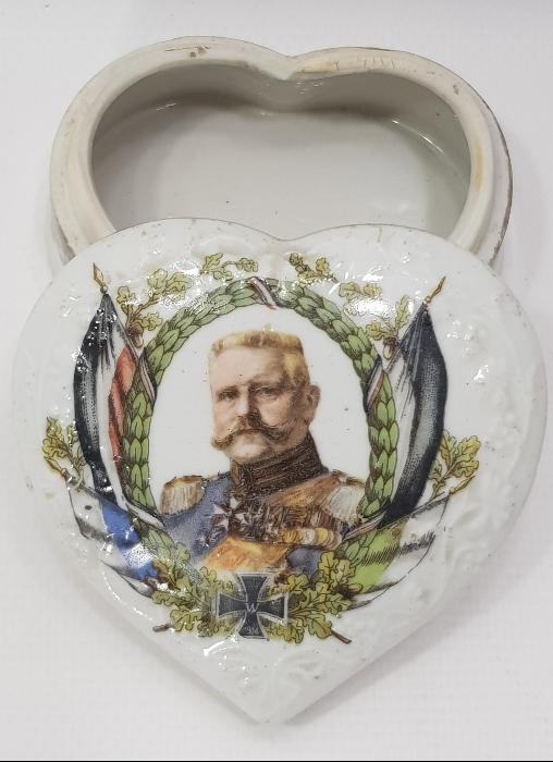 1. DÜNYA SAVAŞI DÖNEMİ ALMAN KRALI KAISER WILHELM RESİMLİ KALP FORMLU PORSELEN MÜCEVHER KUTUSU