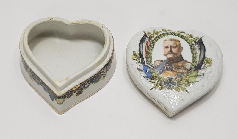1. DÜNYA SAVAŞI DÖNEMİ ALMAN KRALI KAISER WILHELM RESİMLİ KALP FORMLU PORSELEN MÜCEVHER KUTUSU