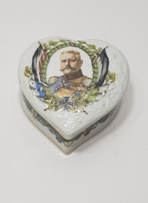 1. DÜNYA SAVAŞI DÖNEMİ ALMAN KRALI KAISER WILHELM RESİMLİ KALP FORMLU PORSELEN MÜCEVHER KUTUSU