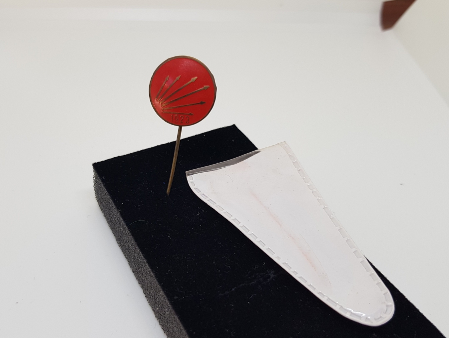 ORİJİNAL KABINDA ANTİKA CHP ROZETİ