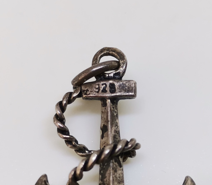 DENİZCİ ÇIPASI FORMUNDA YAPILMIŞ GÜMÜŞ KOLYE UCU