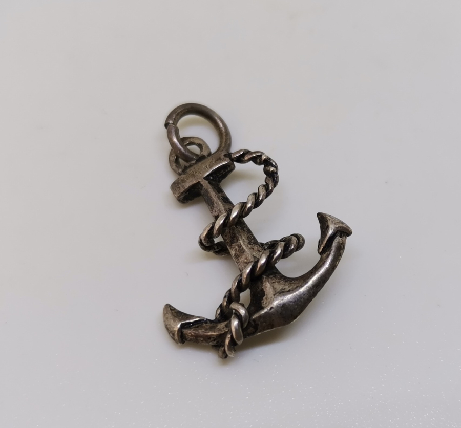 DENİZCİ ÇIPASI FORMUNDA YAPILMIŞ GÜMÜŞ KOLYE UCU