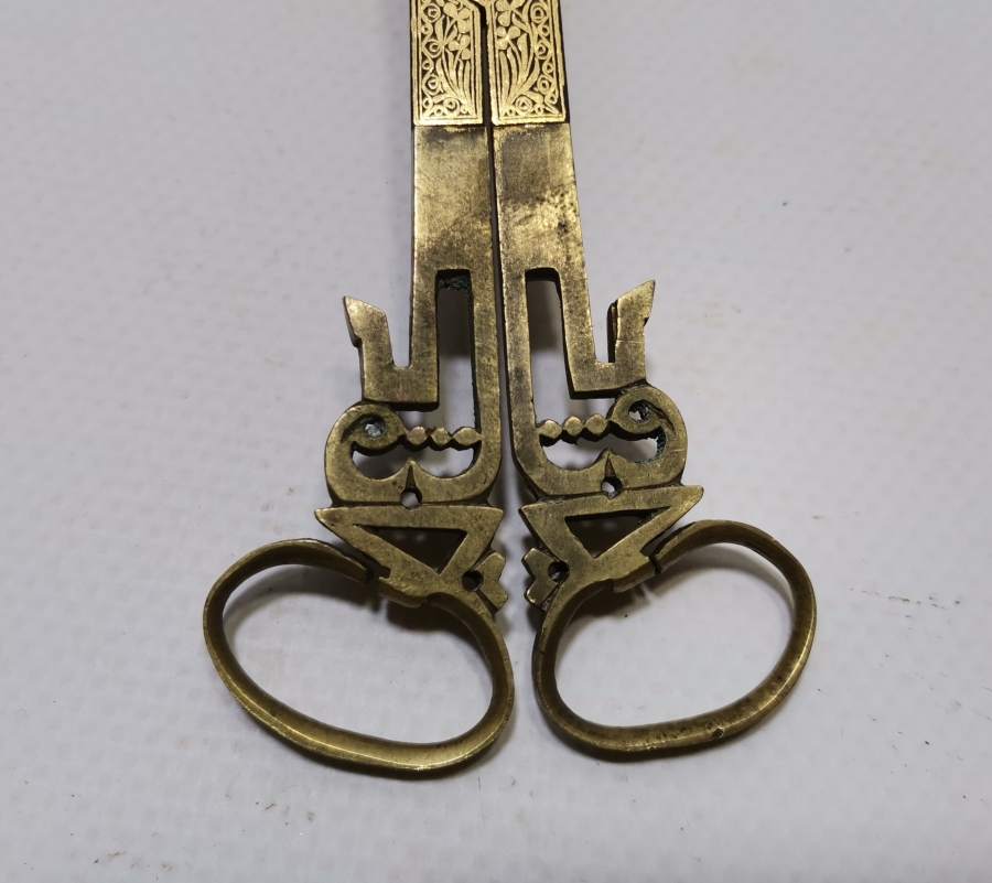 OSMANLI DÖNEMİ SAPINDA YA FETTAH YAZILI İKİ TARAFI ALTIN ÇAKMA İŞÇİLİKLİ NADİR HATTAT MAKASI