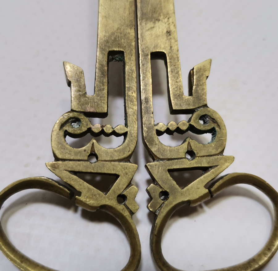 OSMANLI DÖNEMİ SAPINDA YA FETTAH YAZILI İKİ TARAFI ALTIN ÇAKMA İŞÇİLİKLİ NADİR HATTAT MAKASI