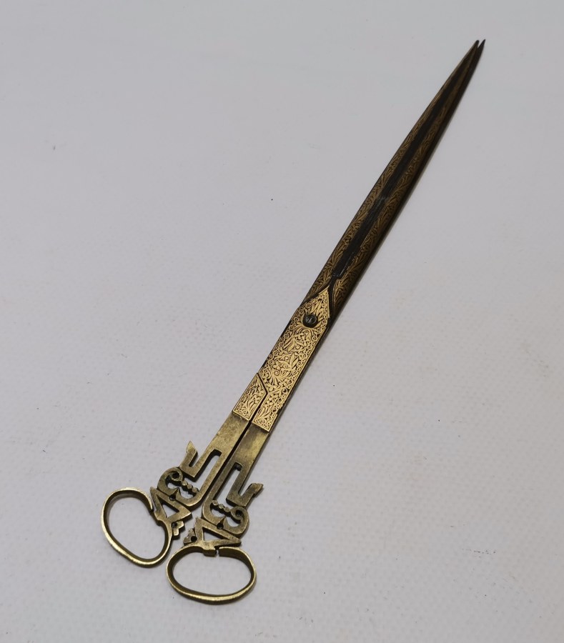 OSMANLI DÖNEMİ SAPINDA YA FETTAH YAZILI İKİ TARAFI ALTIN ÇAKMA İŞÇİLİKLİ NADİR HATTAT MAKASI