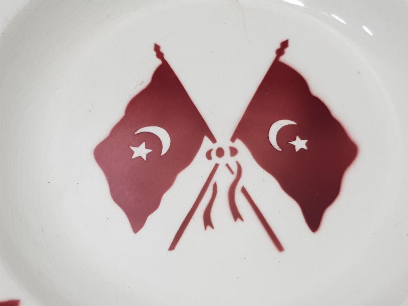 2. MEŞRUTİYET DÖNEMİ AY YILDIZ BAYRAKLARLA SÜSLÜ PORSELEN TABAK