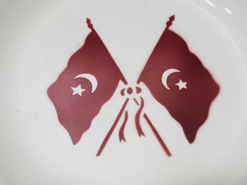 2. MEŞRUTİYET DÖNEMİ AY YILDIZ BAYRAKLARLA SÜSLÜ PORSELEN TABAK