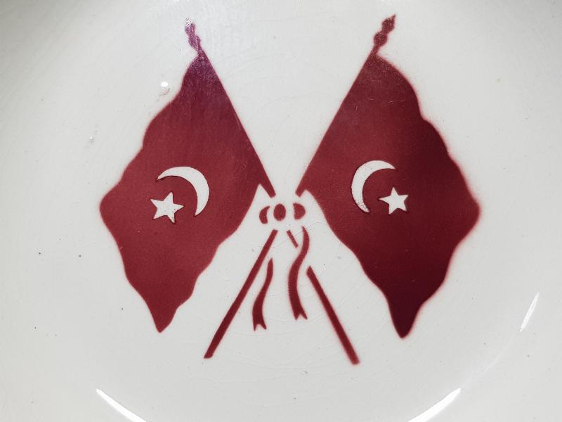 2. MEŞRUTİYET DÖNEMİ AY YILDIZ BAYRAKLARLA SÜSLÜ PORSELEN TABAK