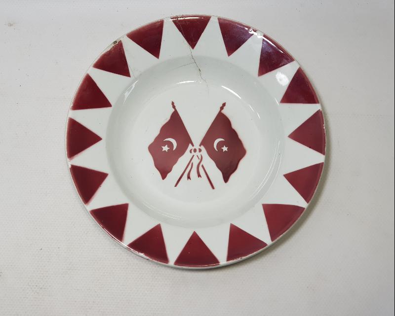 2. MEŞRUTİYET DÖNEMİ AY YILDIZ BAYRAKLARLA SÜSLÜ PORSELEN TABAK