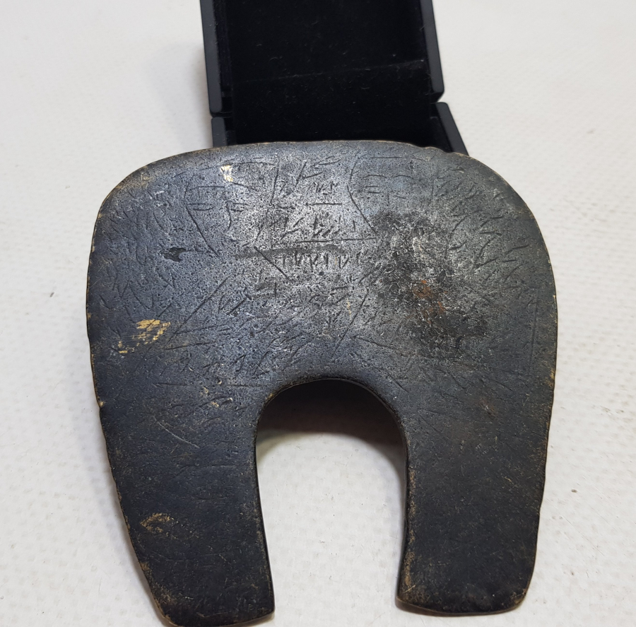 OSMANLI DÖNEMİ NAL FORMUNDA YAPILMIŞ ÇOK NADİR EL KAZIMA AT SÜVARİ TILSIMI