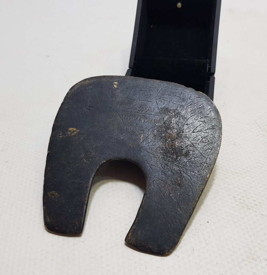 OSMANLI DÖNEMİ NAL FORMUNDA YAPILMIŞ ÇOK NADİR EL KAZIMA AT SÜVARİ TILSIMI