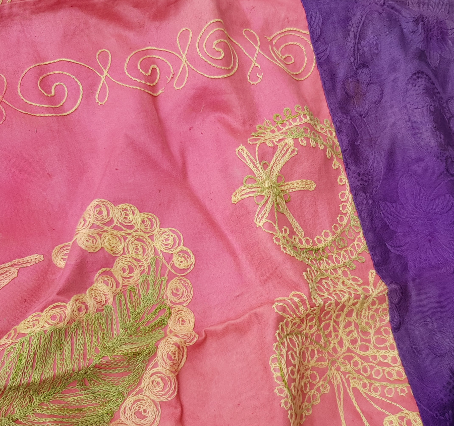 ÜZERİNDE AY YILDIZ VE TUĞRA FİGÜRLERİ BULUNAN İPEK BOHÇA