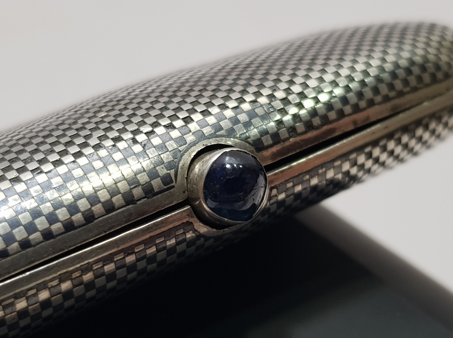 ÜZERİ ALTIN İNSİYALLİ OSMANLI DÖNEMİ DAMALI SİGARA TABAKASI