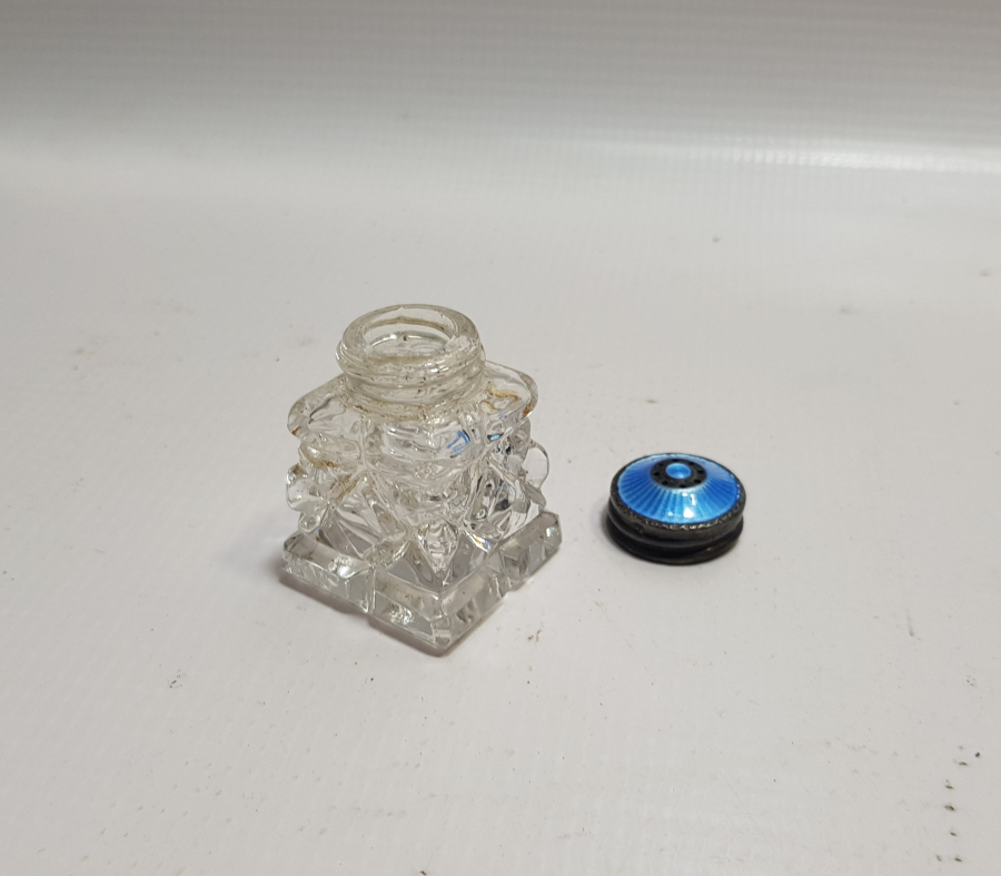 GÜMÜŞ ÜZERİ MİNE İŞÇİLİKLİ ANTİKA KAPAKLI SEYAHAT HOKKASI