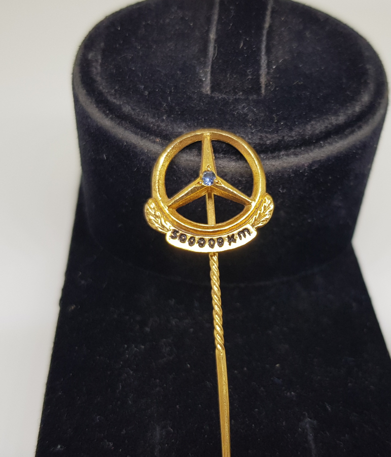 YAKUT TAŞLI MERCEDES-BENZ 300.000 KM HATIRASI ALTIN KAPLAMA BROŞ