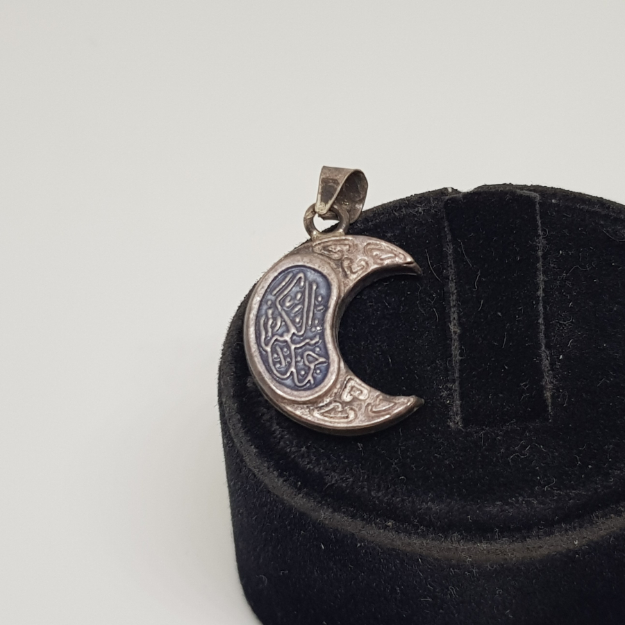 HİLAL FORMUNDA İÇİNDE DUASI İLE GÜMÜŞTEN MAMUL CEVŞEN-İ KEBİR