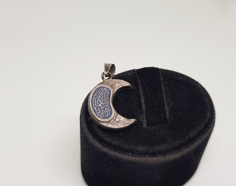 HİLAL FORMUNDA İÇİNDE DUASI İLE GÜMÜŞTEN MAMUL CEVŞEN-İ KEBİR