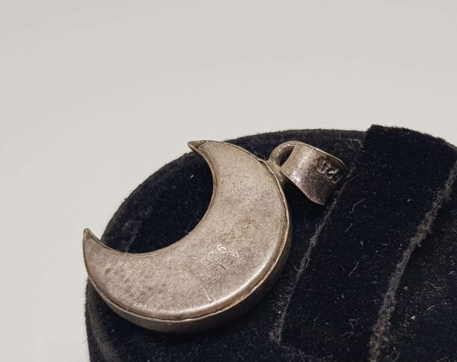 HİLAL FORMUNDA İÇİNDE DUASI İLE GÜMÜŞTEN MAMUL CEVŞEN-İ KEBİR