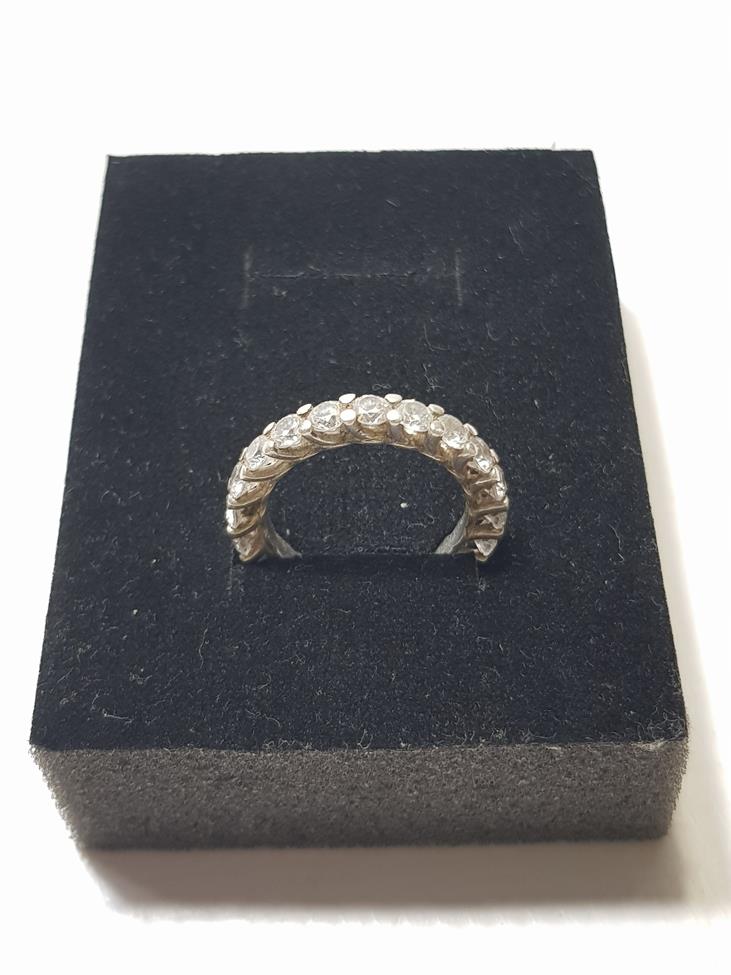 ÇEVRESİ KOMPLE TAŞLARLA SÜSLÜ GÜMÜŞ YÜZÜK