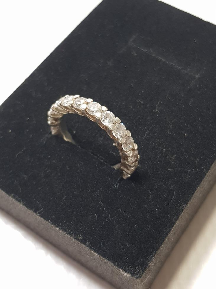 ÇEVRESİ KOMPLE TAŞLARLA SÜSLÜ GÜMÜŞ YÜZÜK