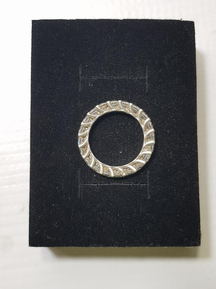 ÇEVRESİ KOMPLE TAŞLARLA SÜSLÜ GÜMÜŞ YÜZÜK