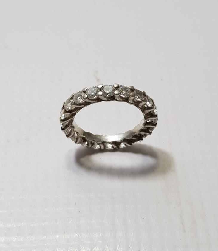 ÇEVRESİ KOMPLE TAŞLARLA SÜSLÜ GÜMÜŞ YÜZÜK