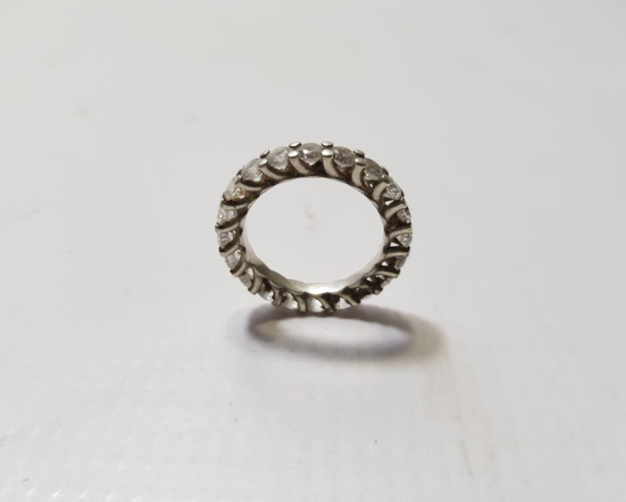 ÇEVRESİ KOMPLE TAŞLARLA SÜSLÜ GÜMÜŞ YÜZÜK