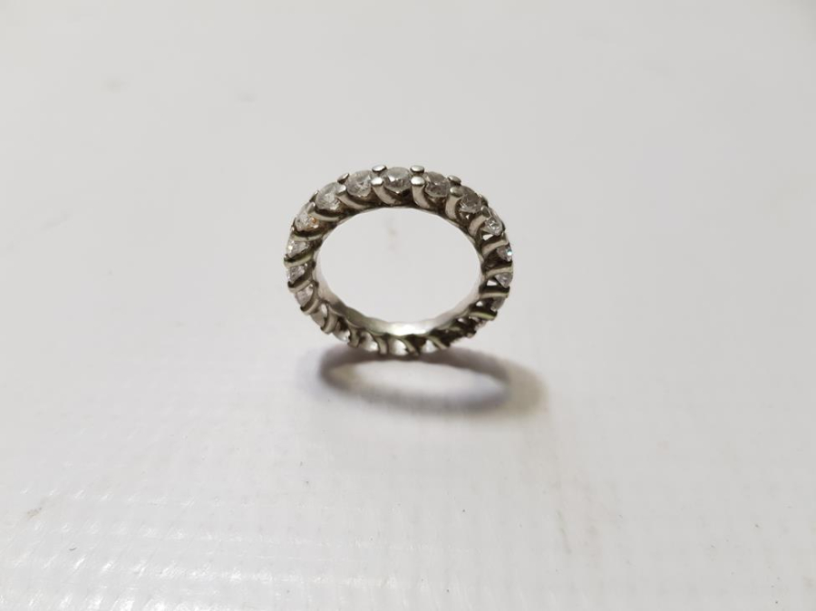 ÇEVRESİ KOMPLE TAŞLARLA SÜSLÜ GÜMÜŞ YÜZÜK