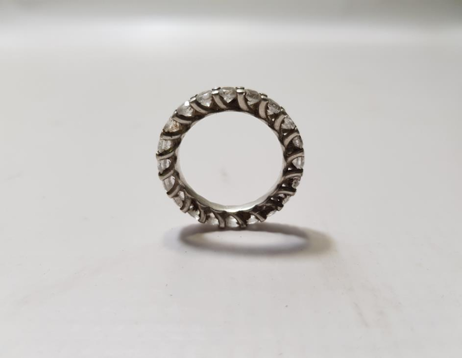 ÇEVRESİ KOMPLE TAŞLARLA SÜSLÜ GÜMÜŞ YÜZÜK