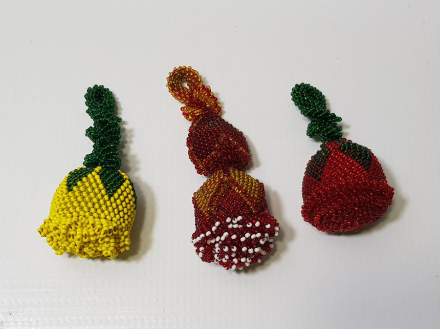 ESKİ CEZAEVİ İŞİ BONCUK İŞLEME GÜL FORMLU ANAHTARLIKLAR