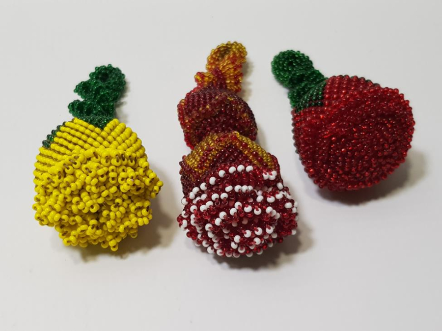 ESKİ CEZAEVİ İŞİ BONCUK İŞLEME GÜL FORMLU ANAHTARLIKLAR