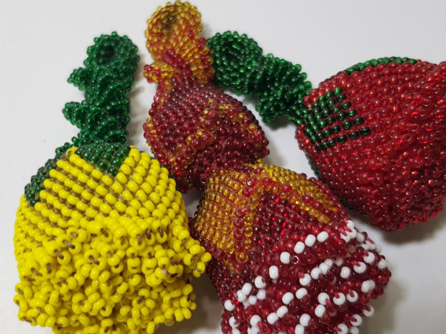 ESKİ CEZAEVİ İŞİ BONCUK İŞLEME GÜL FORMLU ANAHTARLIKLAR