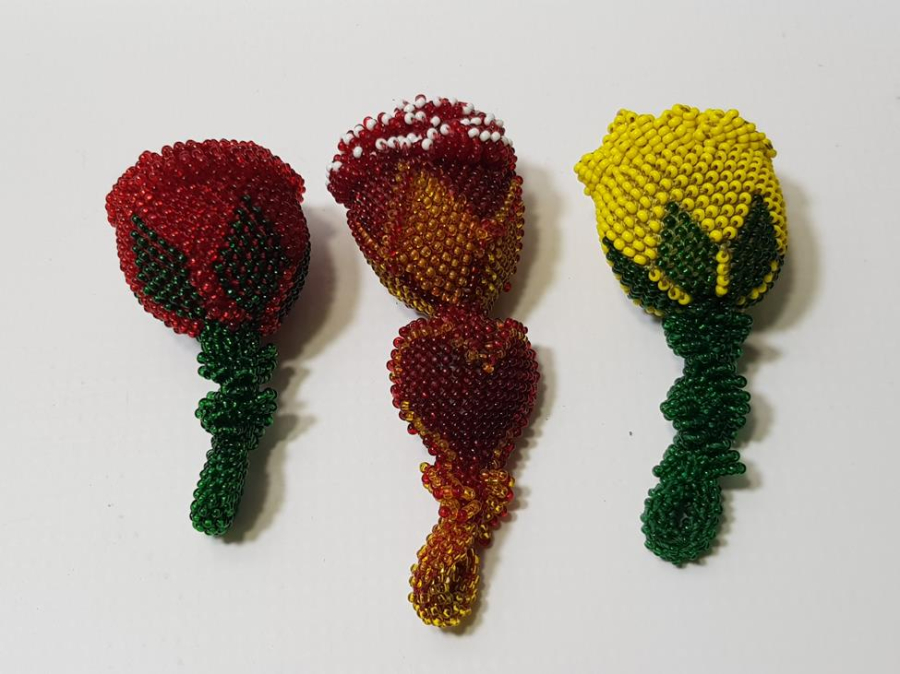 ESKİ CEZAEVİ İŞİ BONCUK İŞLEME GÜL FORMLU ANAHTARLIKLAR