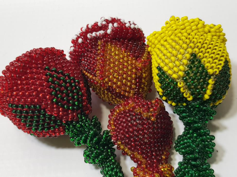 ESKİ CEZAEVİ İŞİ BONCUK İŞLEME GÜL FORMLU ANAHTARLIKLAR