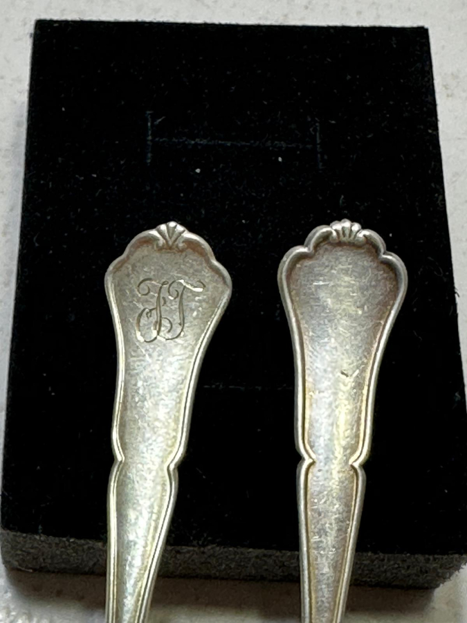 1892 TARİHLİ VE İNİSİYALLİ İKİ ADET GÜMÜŞ ÇAY KAŞIĞI