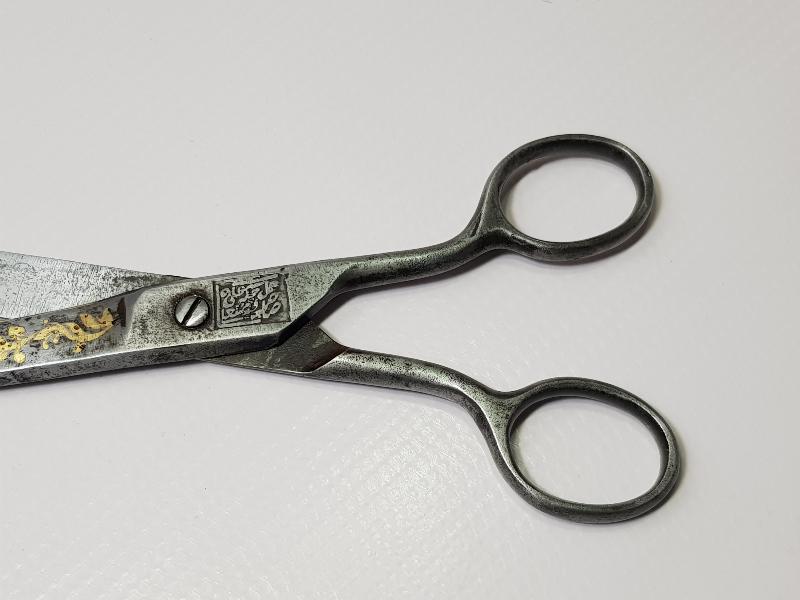 HER İKİ TARAFI DA OSMANLICA YAZILI ALTIN ÇAKMA İŞÇİLİKLİ HATTAT MAKASI