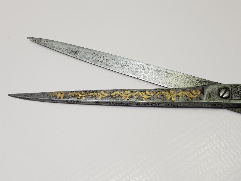 HER İKİ TARAFI DA OSMANLICA YAZILI ALTIN ÇAKMA İŞÇİLİKLİ HATTAT MAKASI