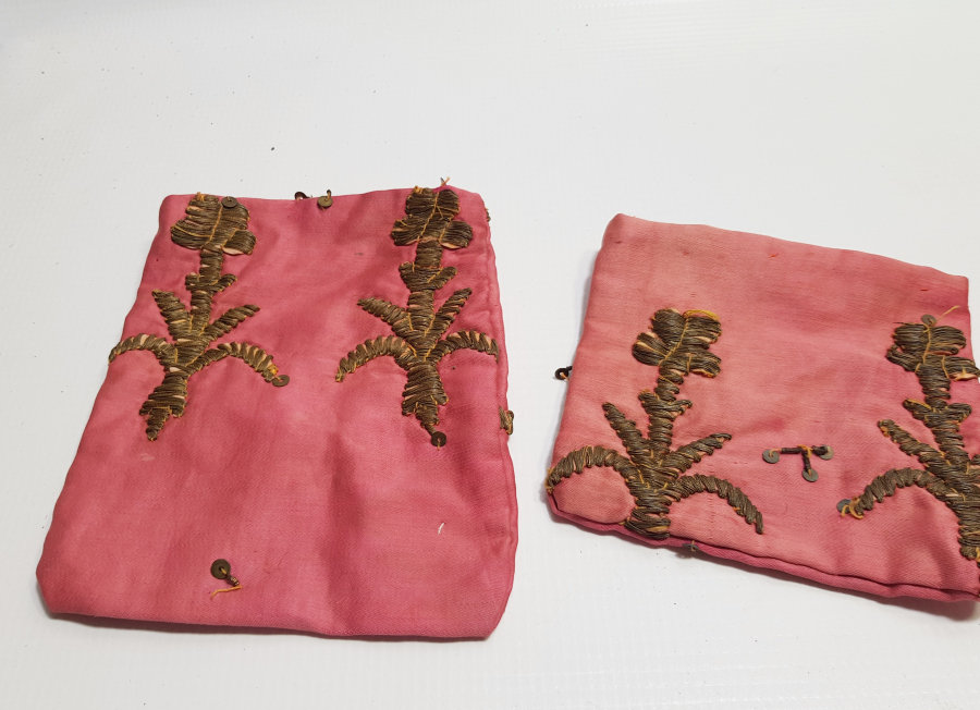 SIRMA İŞÇİLİKLİ EL YAPIMI ÜÇ ADET OSMANLI KUMAŞLARDAN YAPILMIŞ KESE